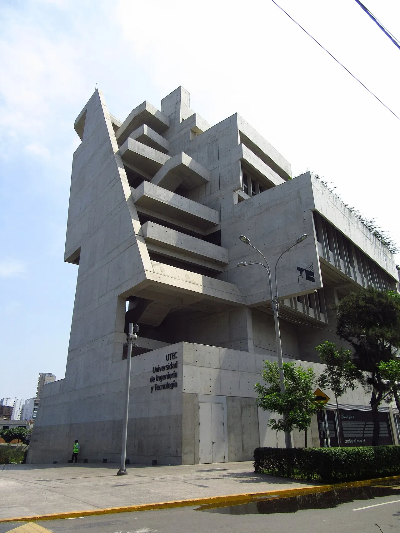 Universidad de Ingeniería y Tecnología