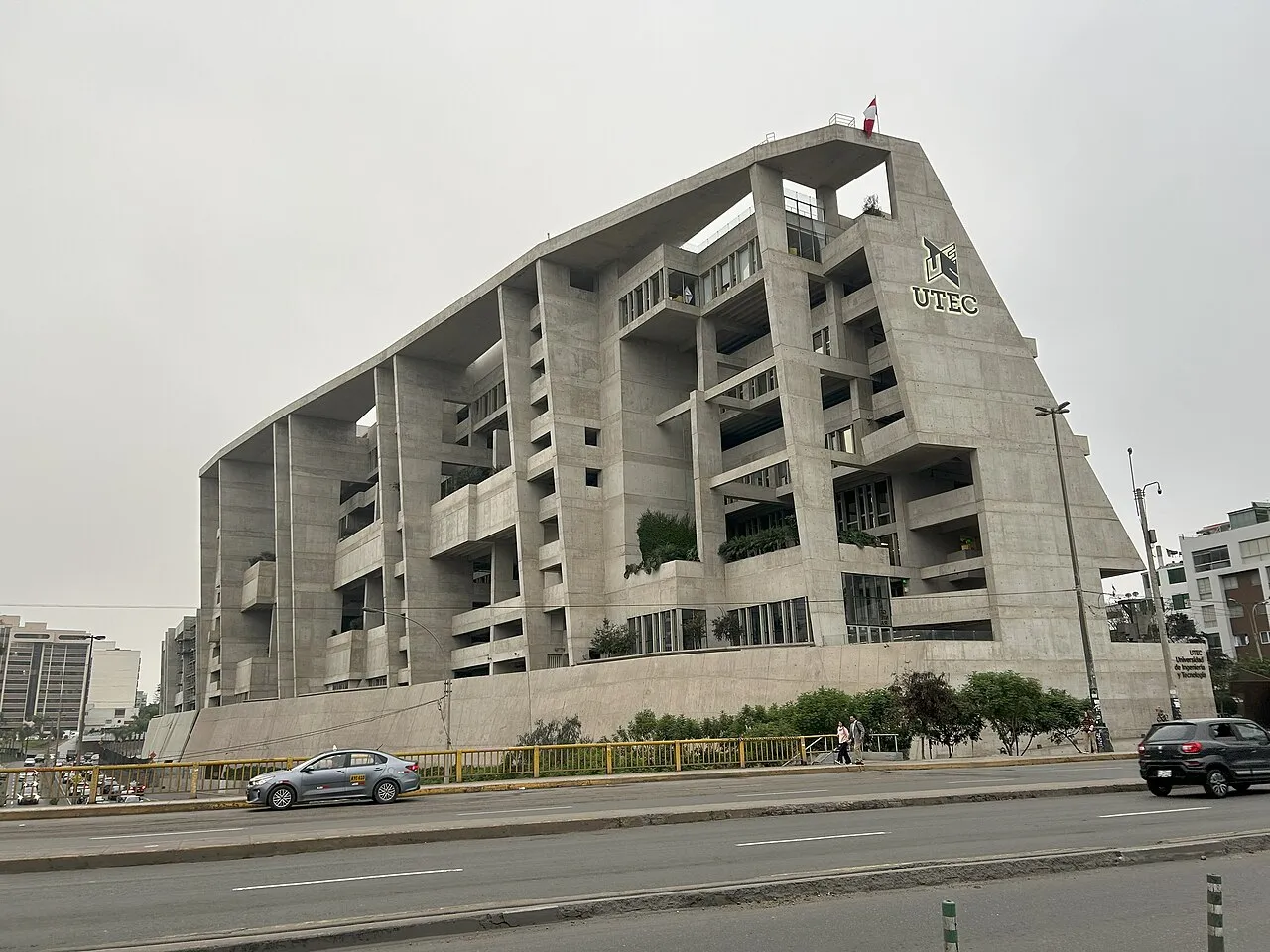 Universidad de Ingeniería y Tecnología