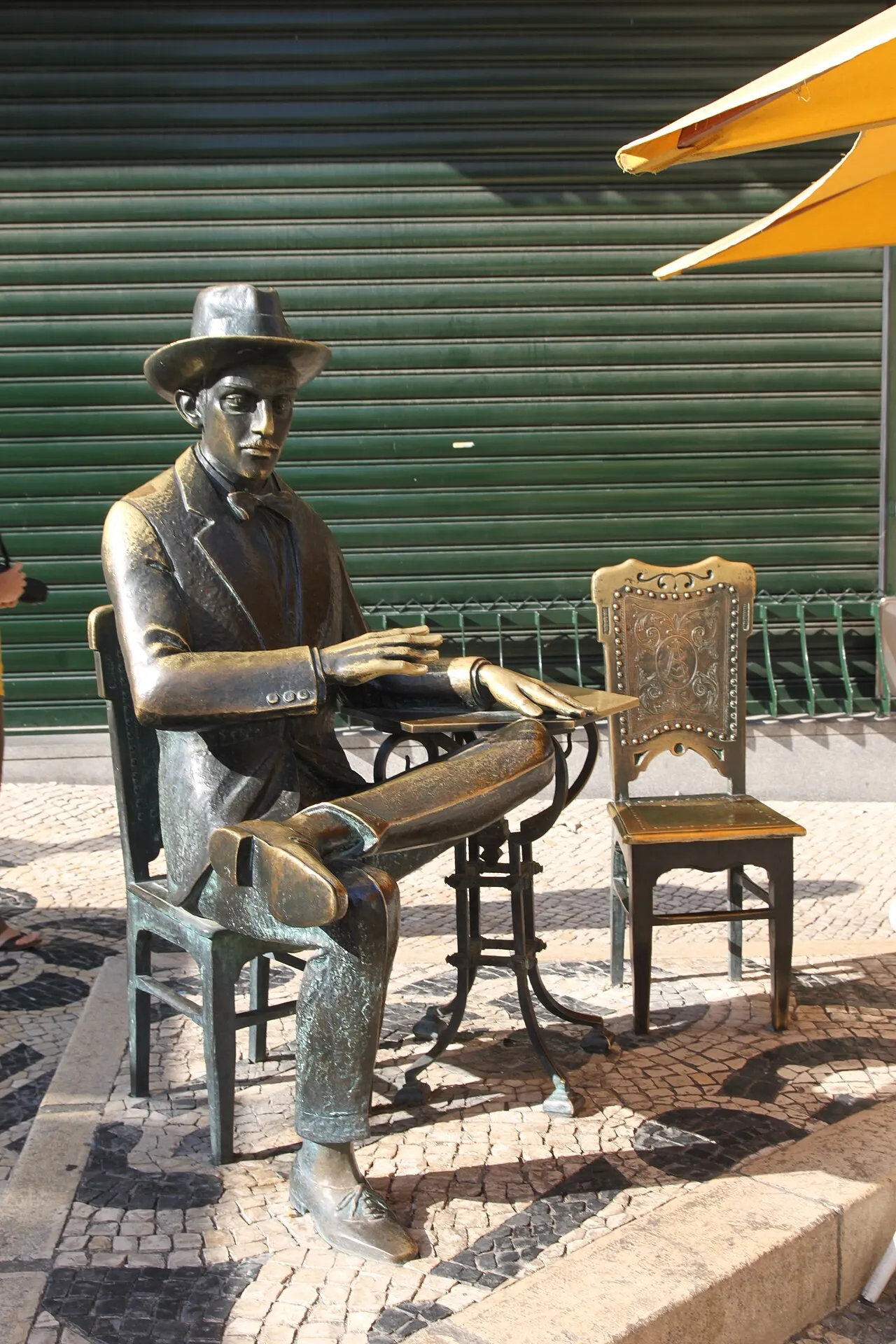 Fernando Pessoa Statue