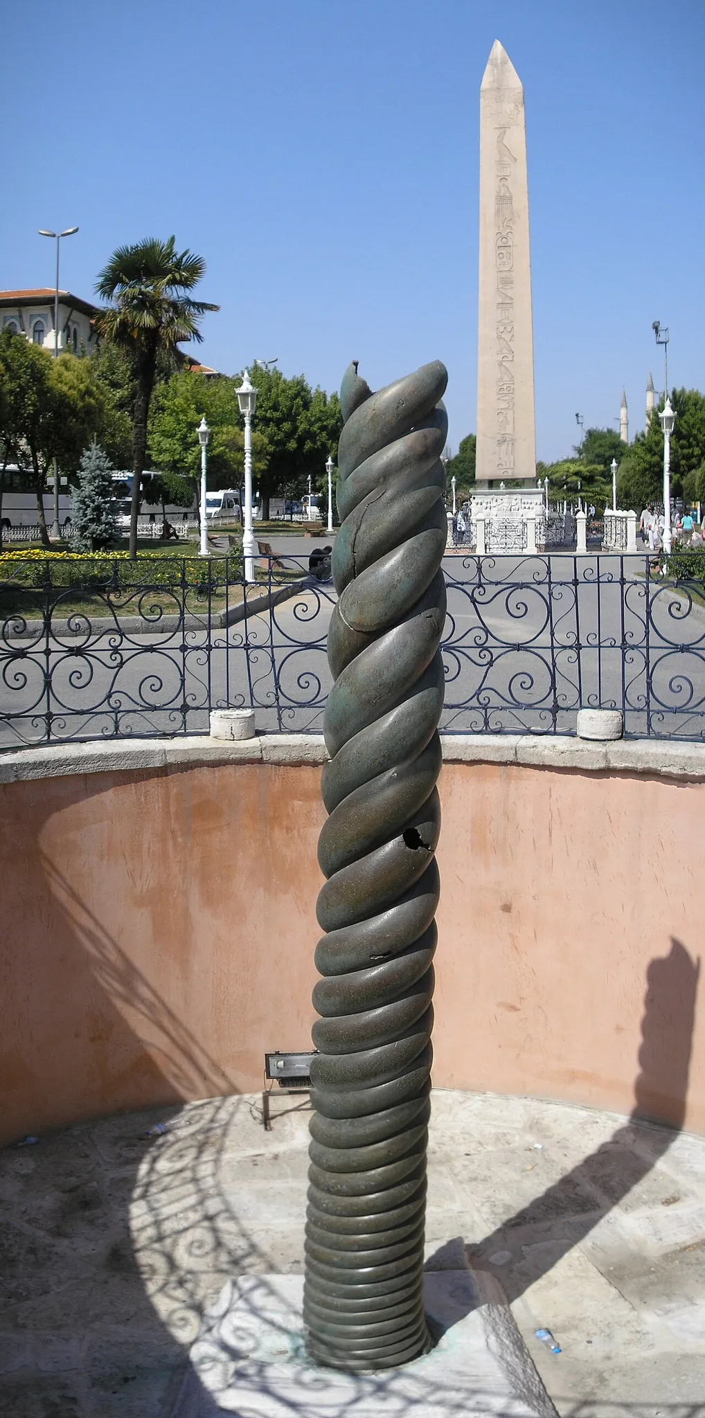 Yılanlı Sütun