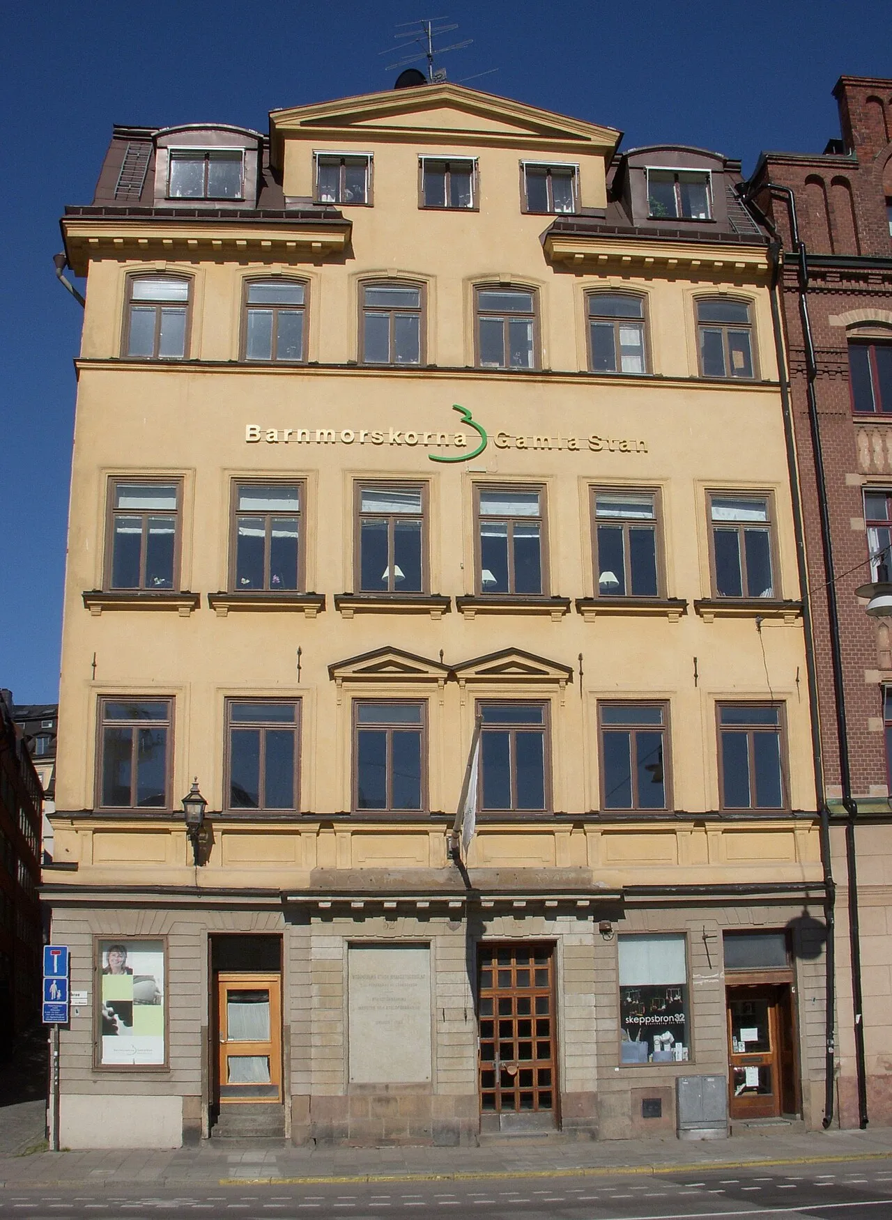 Hebbeska huset, Skeppsbron
