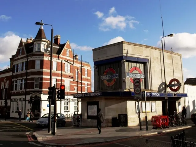 Tooting Bec tube station