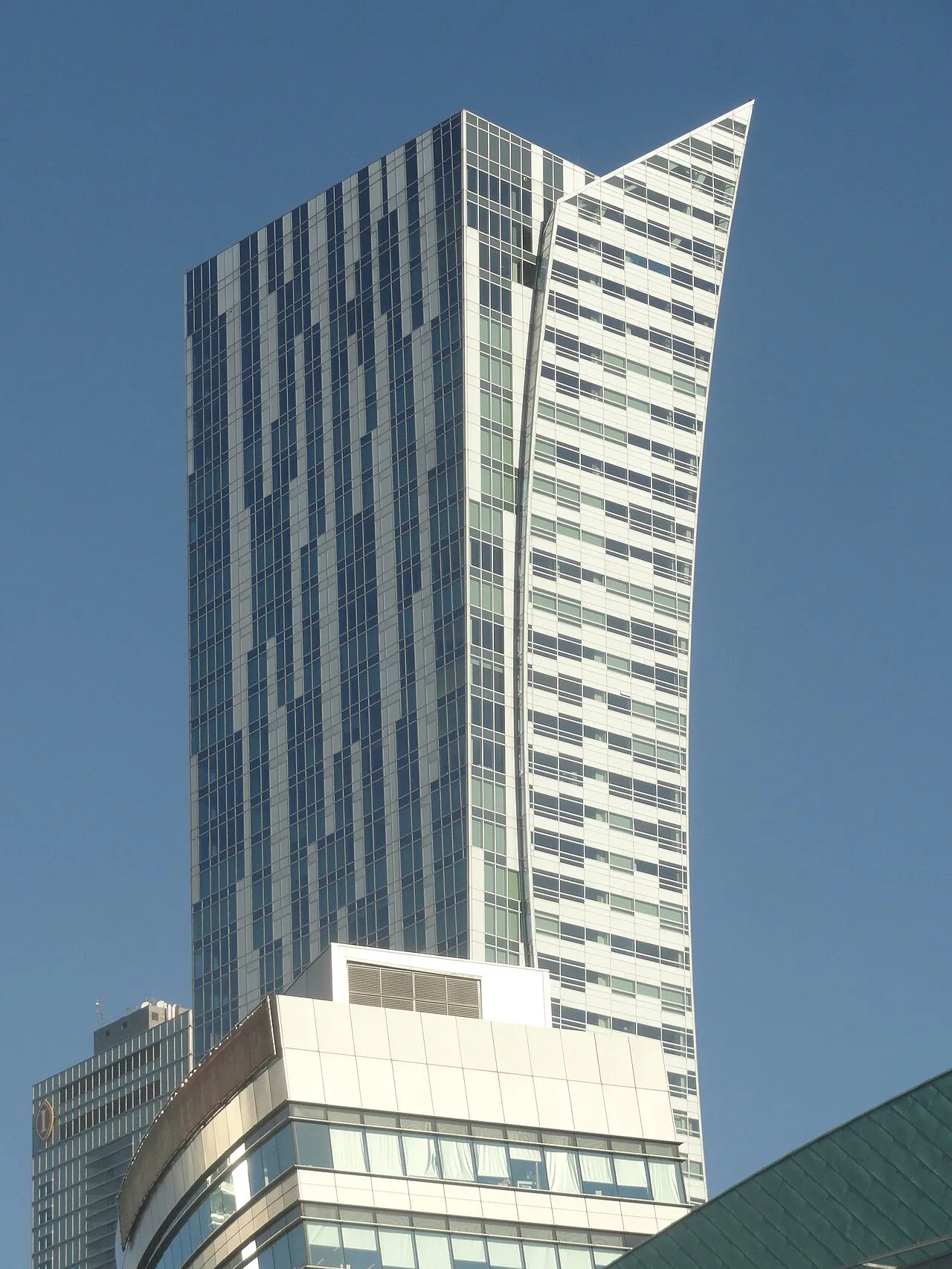 Złota 44